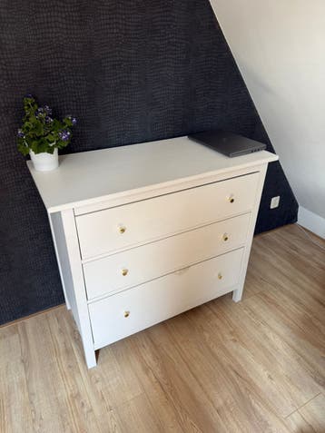 Witte ladekast met 3 laden en gouden knoppen