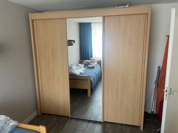 Kledingkast met schuifdeuren en spiegel