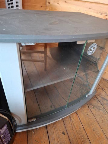 Compact TV-meubel met glazen deurtjes