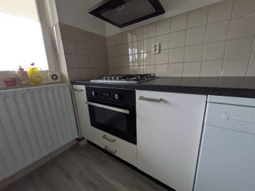 Inbouw keukenblok met gasfornuis met afzuigkap