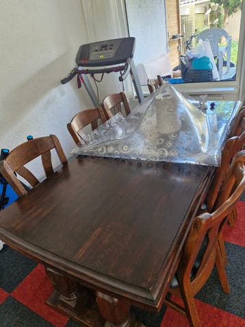 Gratis  zwaar eettafel met 8 stoelen