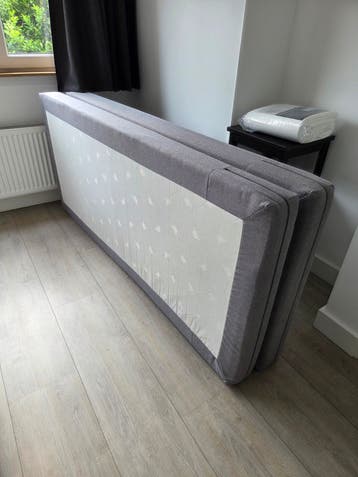Twee eenpersoons bedbodems / matrassen 90x200cm