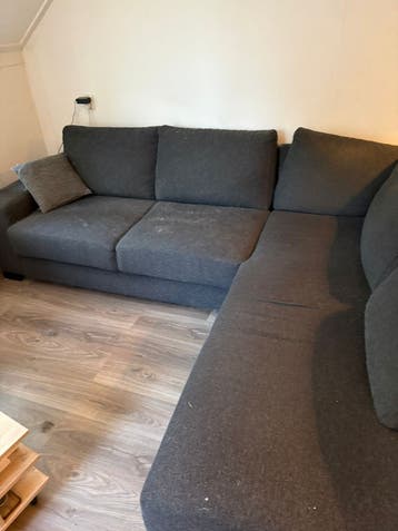Comfortabele donkergrijze hoekbank