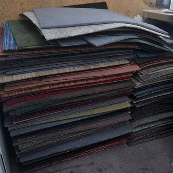 Gratis tapijttegels in diverse kleuren (ca. 30-40 m²)