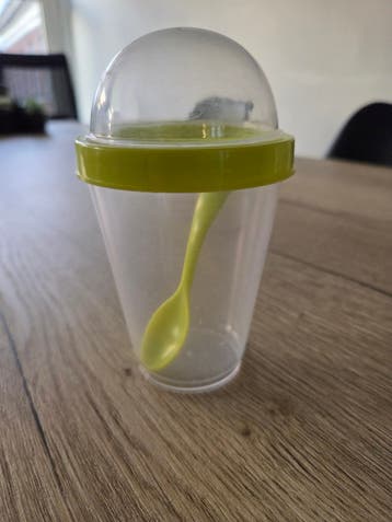 Handig bakje met apart compartiment en lepel