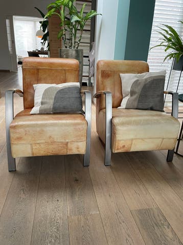 2x fauteuil cognackleurig GRATIS