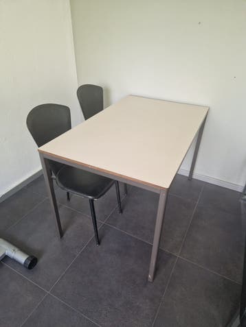 Eettafel en 3 zwarte stoelen