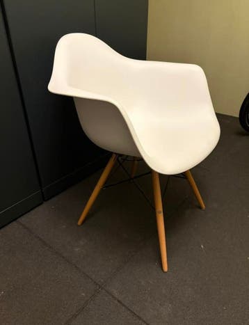 Witte kuipstoel met houten onderstel