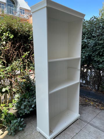 GRATIS IKEA boekenkast met 5 verstelbare planken.