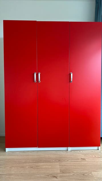 Rode kledingkast met apart opbergdeel (Ikea Pax 1,5 x 2 m)