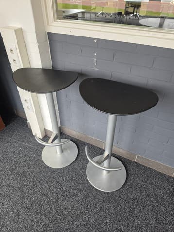 Set van 2 moderne barkrukken met metalen onderstel