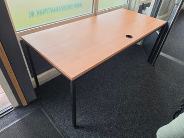 Kantoor tafel / bureau met stekkerdoos aan onderkant