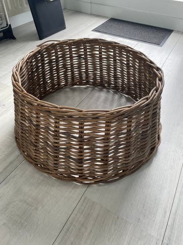 Rotan mand voor kerstboom of decoratie