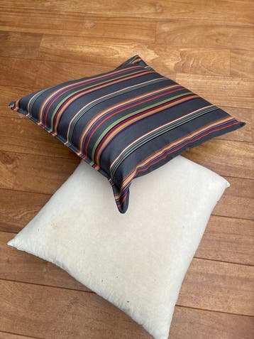 Twee kussens 65x65 - gestreept en wit