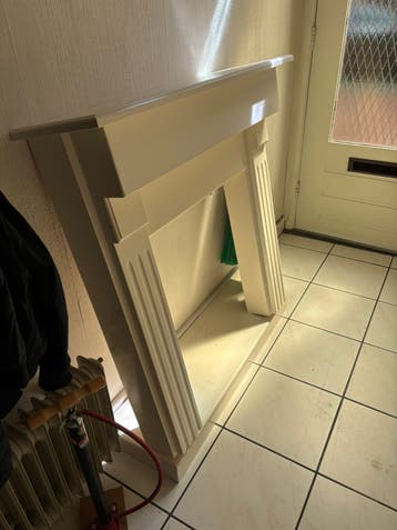 Witte houten sierschouw. Alleem de ombouw
