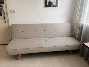 Comfortabele (slaap-)bank met kleurrijke knopen