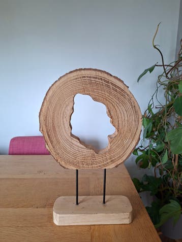 Houten decoratie object op standaard