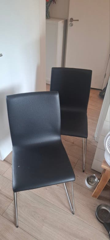 Gratis 2 zwarte eetstoelen met metalen onderstel