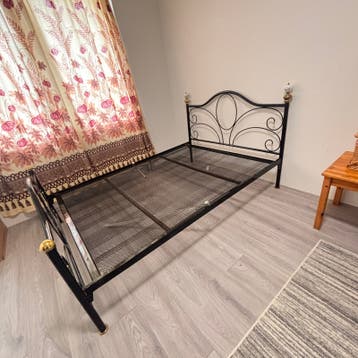 2x zwart en wit  twee persoons bed met matras  gratis
