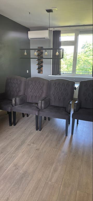 Set van 4 grijze eetkamerstoelen met armleuningen
