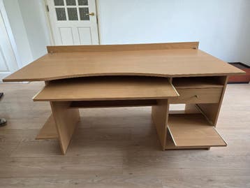 GRATIS Bureau / computerbureau 150x72x76 cm