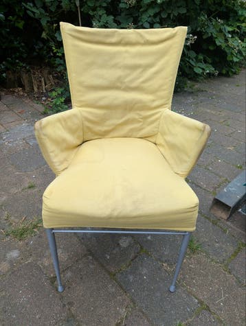 Gratis! Gele stoel met metalen onderstel