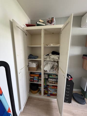 Witte kledingkast met planken en deuren