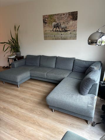 Grote grijze hoekbank met chaise longue