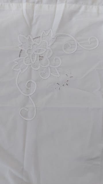 2 dekbedovertrekken (wit en bloemen) + 2 kussenslopen
