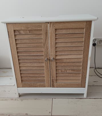 Wit badkamermeubel met houten jaloeziedeur
