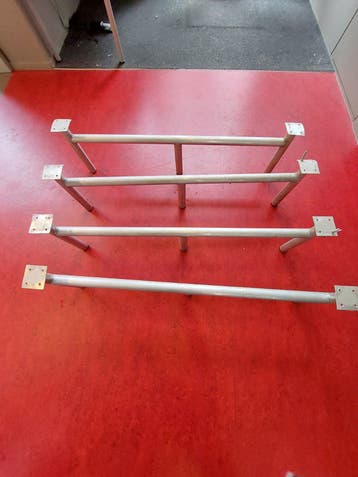 4 aluminium podiumpoten (136x40 cm) - ruilen voor appeltaart