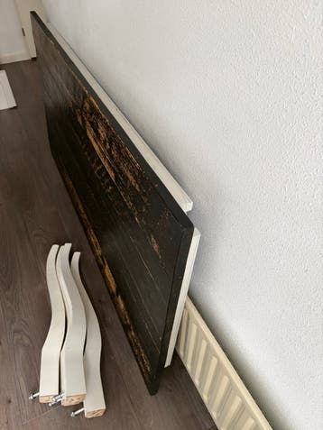 Gratis Zwart houten eettafel met witte poten (180x89 cm)