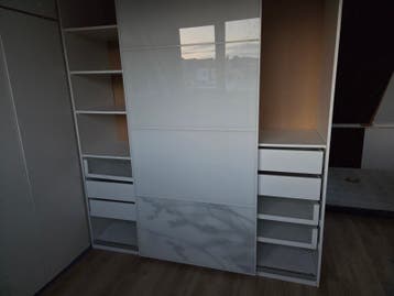 Witte kledingkast met schuifdeuren en lades