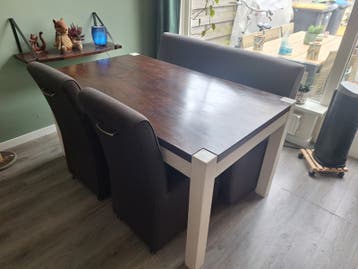 Eettafel met bank en stoelen