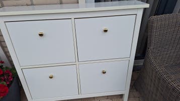Wit schoenenkastje met 4 vakken en gouden knopjes