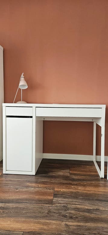 Gratis IKEA Micke bureau met 2 lades en kast