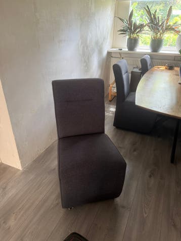 6 eetkamerstoelen op wieltjes