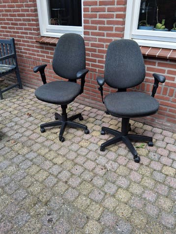 Gratis twee verstelbare bureau stoelen