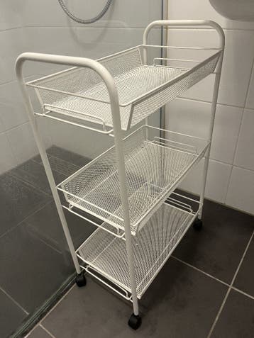 Wit metalen trolley met 3 manden op wieltjes