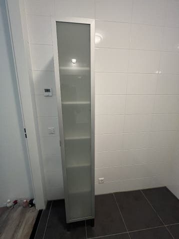 Hoge badkamerkast met glazen deur