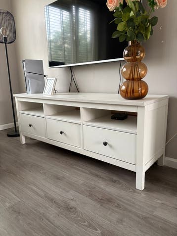 TV meubel GRATIS afhalen, hoort ook een dressoir bij.