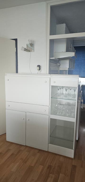 Witte secretaire/barmeubel met vitrinekast