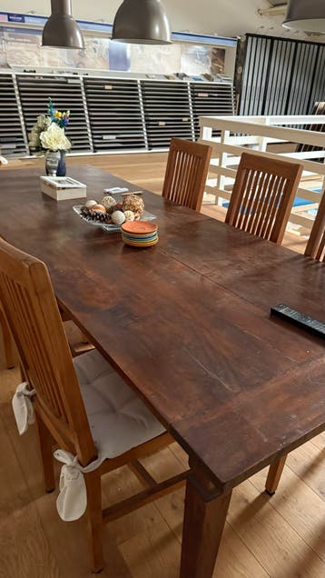 Robuuste houten eettafel met 6 stoelen