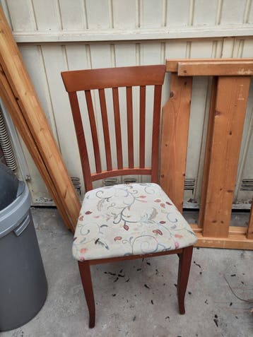 Twee identieke hardhouten eetstoelen