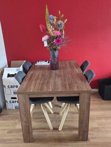 Moderne eettafel met houtlook en 4 stoelen