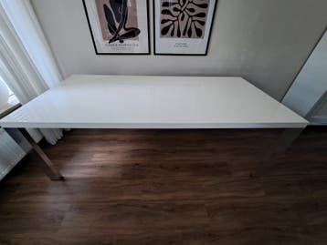 Witte eettafel met RVS poten