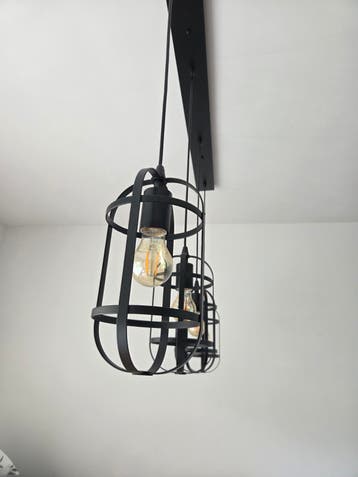 4 zwarte hanglampen - 120 cm breed