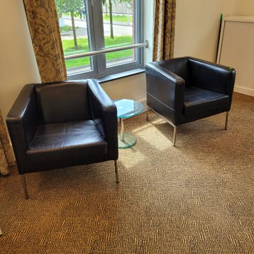Zwarte, leren stoelen