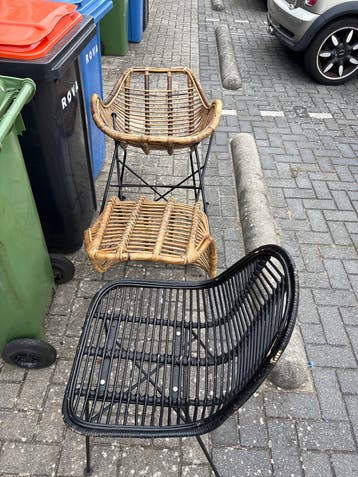 Set van 3 rotan stoelen: 2 naturel, 1 zwart. Opknappers