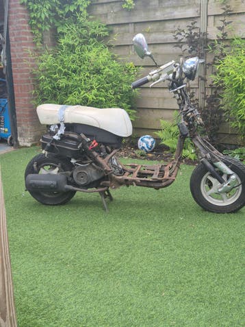 Gratis voor loop of sloop AGM snorscooter